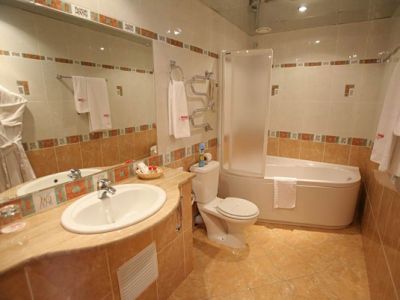 6 вариантов потолков в ванной комнате. Какие лучше?