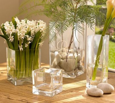 Цветы из стекла в вазах